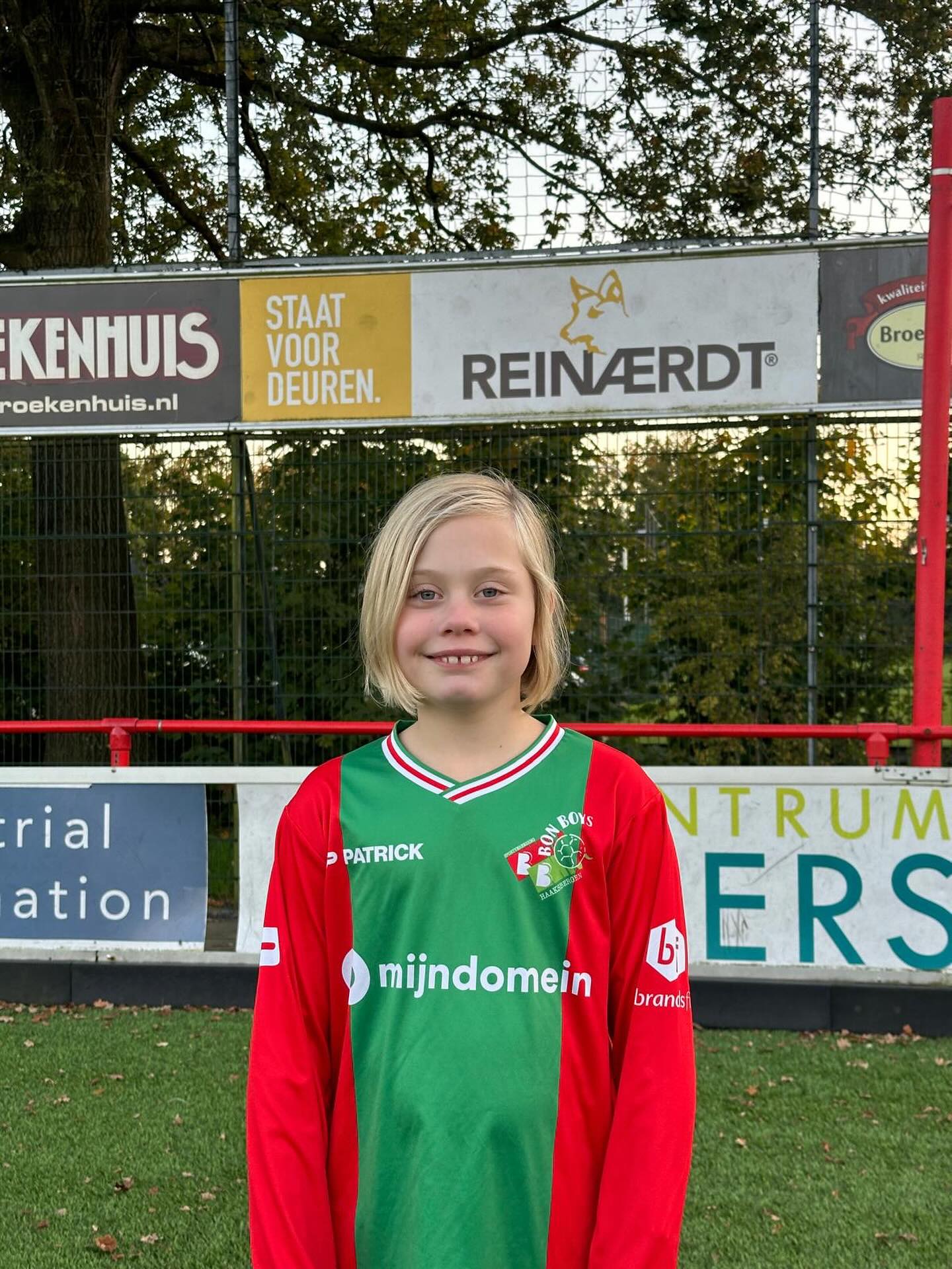 Deze week staat onze Pupil van de Week bij Dames 1 helemaal in het middelpunt van de belangstelling: Tess in het Veld! Tess is 10 jaar oud en keept bij de MO12-1. Ze is een echte verdediger van haar doel – niets komt haar voorbij!

Haar favoriete club in Nederland is natuurlijk FC Twente, en van de buitenlandse clubs kijkt ze het liefst naar FC Barcelona. Daarnaast is ze fan van spelers als Messi, Neymar en Lamine Yamal. Binnen ons eigen Bon Boys Dames 1 is haar favoriete speelster Elise Ruiter – een groot voorbeeld voor deze jonge keepster.

Op school (de Paus Joannes, groep 7) vindt Tess vooral Spelling en Rekenen leuk, al kan begrijpend lezen haar wat minder bekoren  Thuis geniet ze van het kijken van films – behalve de “zoete” Disney films, die mogen voor haar worden overgeslagen. Haar favoriete boek? De Waanzinnige boomhut!

Tess vindt het “superleuk” om Pupil van de Week te zijn en heeft er enorm veel zin in om mee te lopen met Bon Boys Dames 1, die het morgen opnemen tegen FC Berghuizen Dames 2. 
We wensen Tess een fantastische middag toe — geniet ervan! ❤️💚❤️