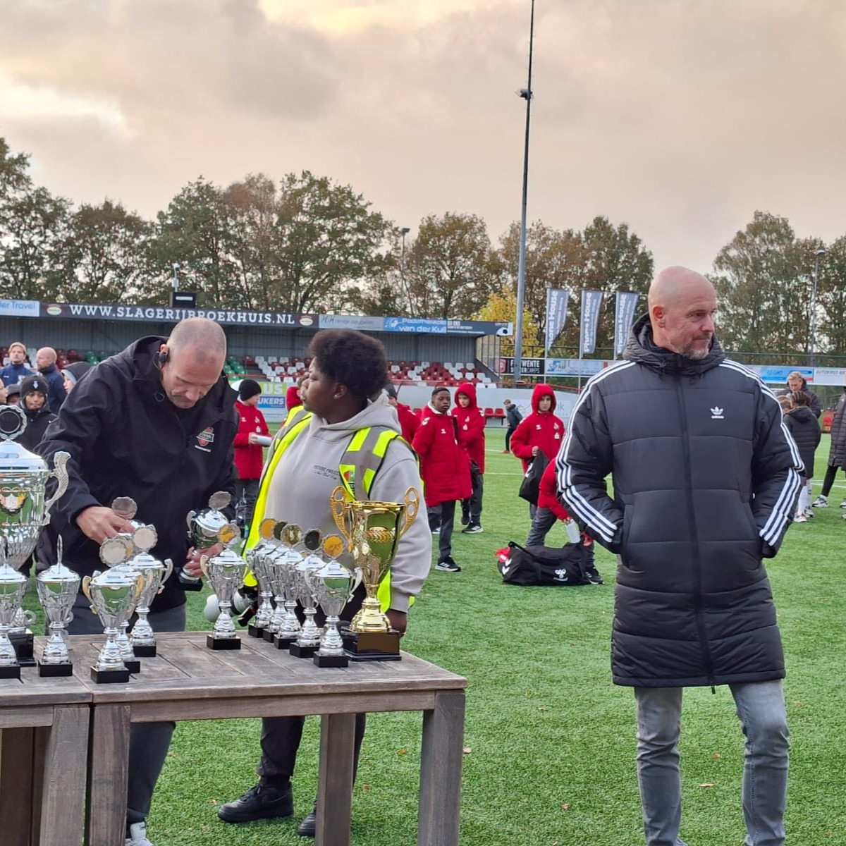 🏆 @ajaxyouthacademy wint het @eriktenhagtournament na een bloedstollende finale, de beker persoonlijk uitgereikt door Erik ten Hag.

Wat mooi weekend bij @svbonboys in de Veldmaat. Topclubs, topvoetbal en een climax tegen Anderlecht. Na een gelijkspel beslissen strafschoppen de winnaar en tilt Ajax de beker omhoog.

Dank aan alle teams, scheidsrechters en vrijwilligers. Extra shout-out voor de zes dames die de lunch en tent sfeervol hebben aangekleed. Talent, sportiviteit en clubtrots ❤️💚

#SVBonBoys #ErikTenHagU12 #jeugdvoetbal #Haaksbergen #DeVeldmaat #penaltyserie #sportiviteit #roodgroenverbindt