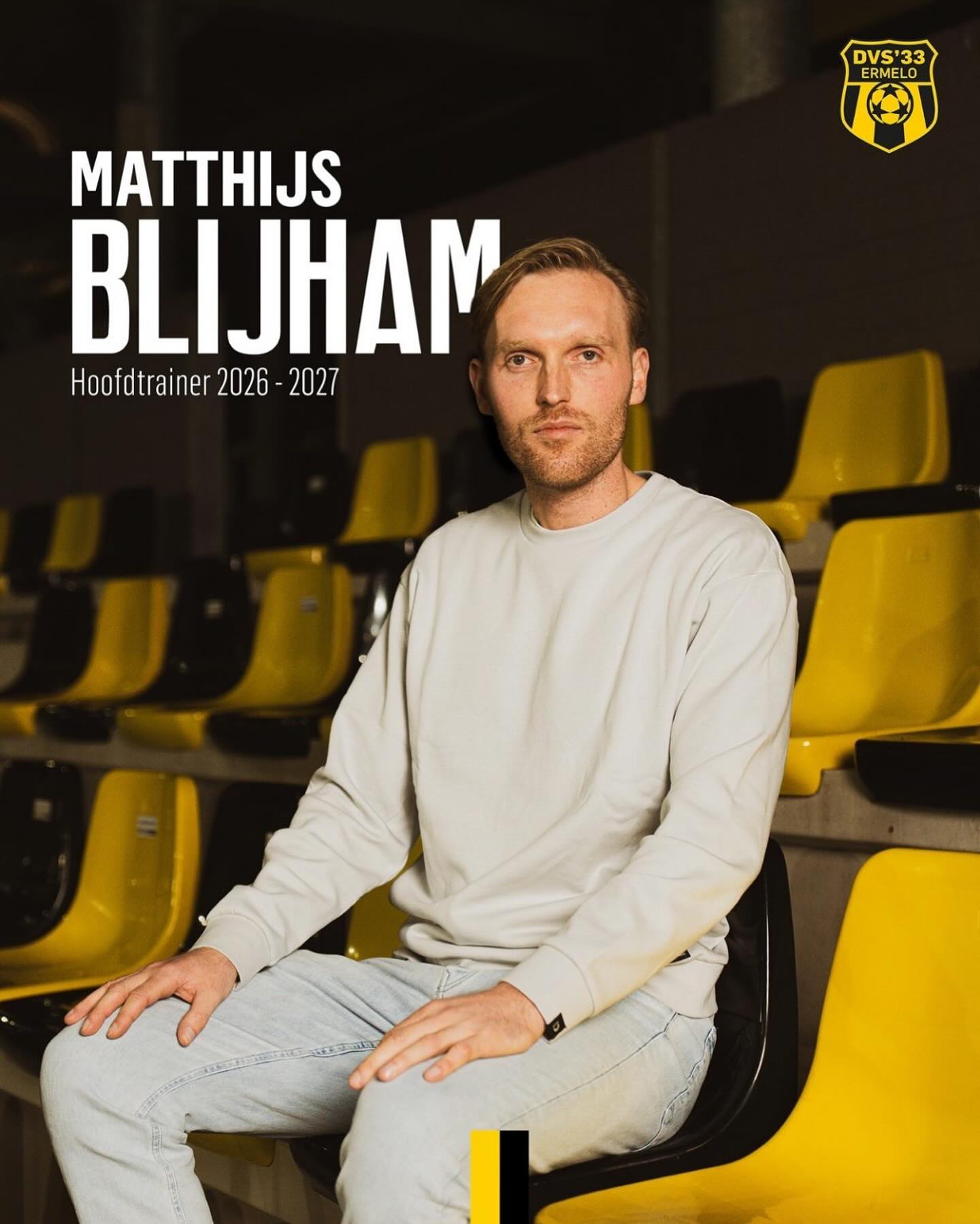 Matthijs Blijham vervolgt zijn trainersloopbaan bij DVS’33 uit Ermelo. DVS is al jaren een gevestigde naam in het Nederlandse amateurvoetbal. De club komt uit in de derde divisie en is daarmee competitiegenoot van HSC’21 en Excelsior’31. DVS staat op dit moment op de vijfde plaats.
Vorige week werd bekend dat Matthijs ons na vijf jaar gaat verlaten. In die periode was hij de laatste 3.5 jaar hoofdtrainer van onze club. En dat is hij uiteraard nog tot het eind van het seizoen. Ondanks dat de samenwerking in de Veldmaat dus nog een half jaar duurt, willen wij Matthijs toch alvast feliciteren met deze mooie, nieuwe stap. Een prachtige uitdaging die hem toekomt.