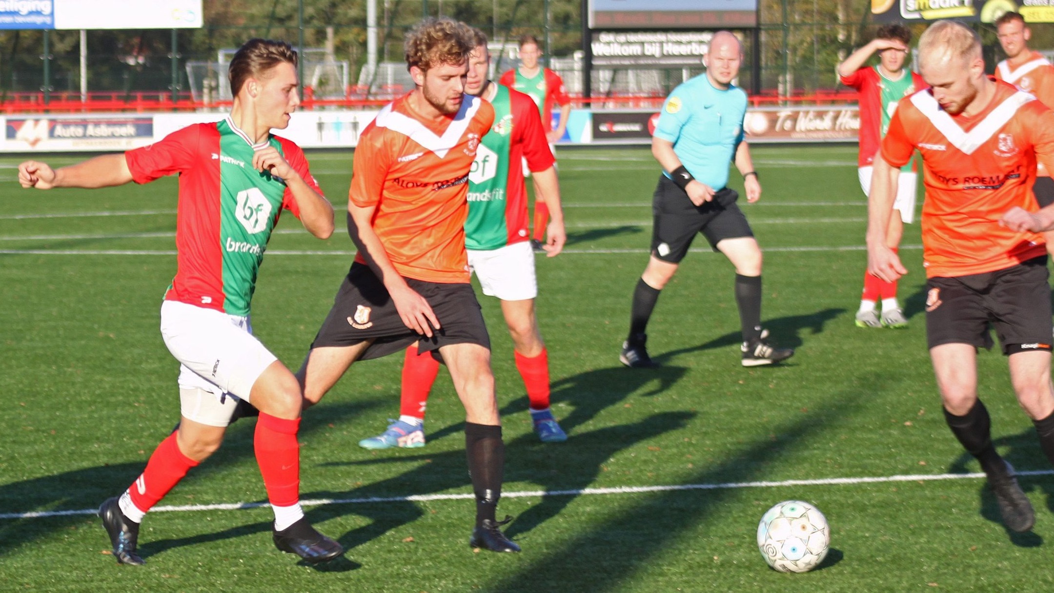 Bon Boys 1 zondag op bezoek bij Longa’30 🔴🟢⚽️

🕒 Aftrap: 14.00 uur
📍 Lichtenvoorde – Longa’30

Vorig seizoen waren de duels tegen @svlonga30 twee prachtige wedstrijden. Beide keren won @svbonboys Ook dat zal een rol spelen bij dat gevoel van opwinding. Zondag staat de wedstrijd in Lichtenvoorde weer op de rol: Longa’30-Bon Boys, oftewel de nummer drie tegen de nummer één. 

Beide clubs hebben de ambitie om bovenin mee te draaien dit seizoen. Longa kende een wisselvallige start, maar is al vijf duels op rij ongeslagen. De laatste drie wedstrijden leverden zelfs de volle buit op. Een ploeg in vorm dus.

De cijfers van Bon Boys zijn bekend. De ploeg van Matthijs Blijham is nog altijd ongeslagen. Hoe prettig zou het zijn als Bon Boys met die status de winterstop ingaat? Nog twee wedstrijden te gaan in 2025. Maar eerst zondag de kraker in Lichtenvoorde. Kom de mannen aanmoedigen in de Achterhoek en besef dat we met z’n allen met iets heel moois bezig zijn. Aftrap: 14.00 uur.

 #BonBoys #Longa30 #EersteKlasse #Uitwedstrijd #Lictenvoorde #Haaksbergen #RoodGroenVerbindt