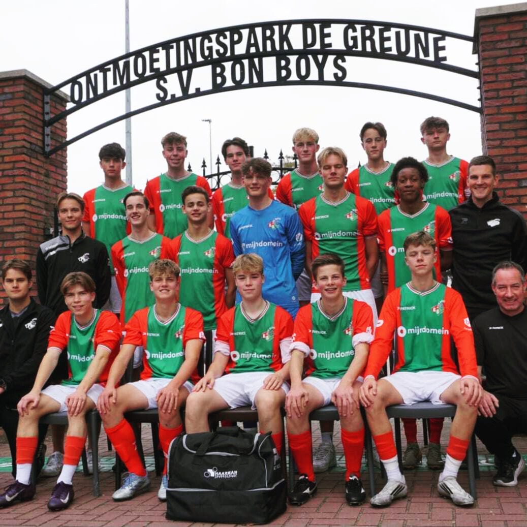 Bon Boys 17-1 flikt het in blessuretijd❤️💚⚽️

Wat een absolute kraker op de Greune. In een wedstrijd waar alles op het spel stond, knokte de 17-1 zich op ongekende wijze naar lijfsbehoud in Divisie 4.

⚽ Na een vroege achterstand kwam Bon Boys terug via Saïd, waarna Mees de 2-2 binnenscoop. Ondertussen hield Jurre zijn team meerdere keren in de race met fenomenale reddingen.

⏱️ Blessuretijd. Laatste aanval. Laatste kans.
Nijs verlengt, Mees blijft ijskoud en ramt de 3-2 binnen. Explosie van vreugde. Het veld vol spelers, supporters en pure ontlading. De 17-1 blijft in deze hoge klasse actief!

Een wedstrijd die je nooit vergeet. Dit is strijd, dit is wilskracht, dit is Bon Boys. ❤️💚

#RoodGroenVerbindt
#BonBoys #ForzaBonBoys #Jeugdvoetbal #DeGreune #TeamSpirit