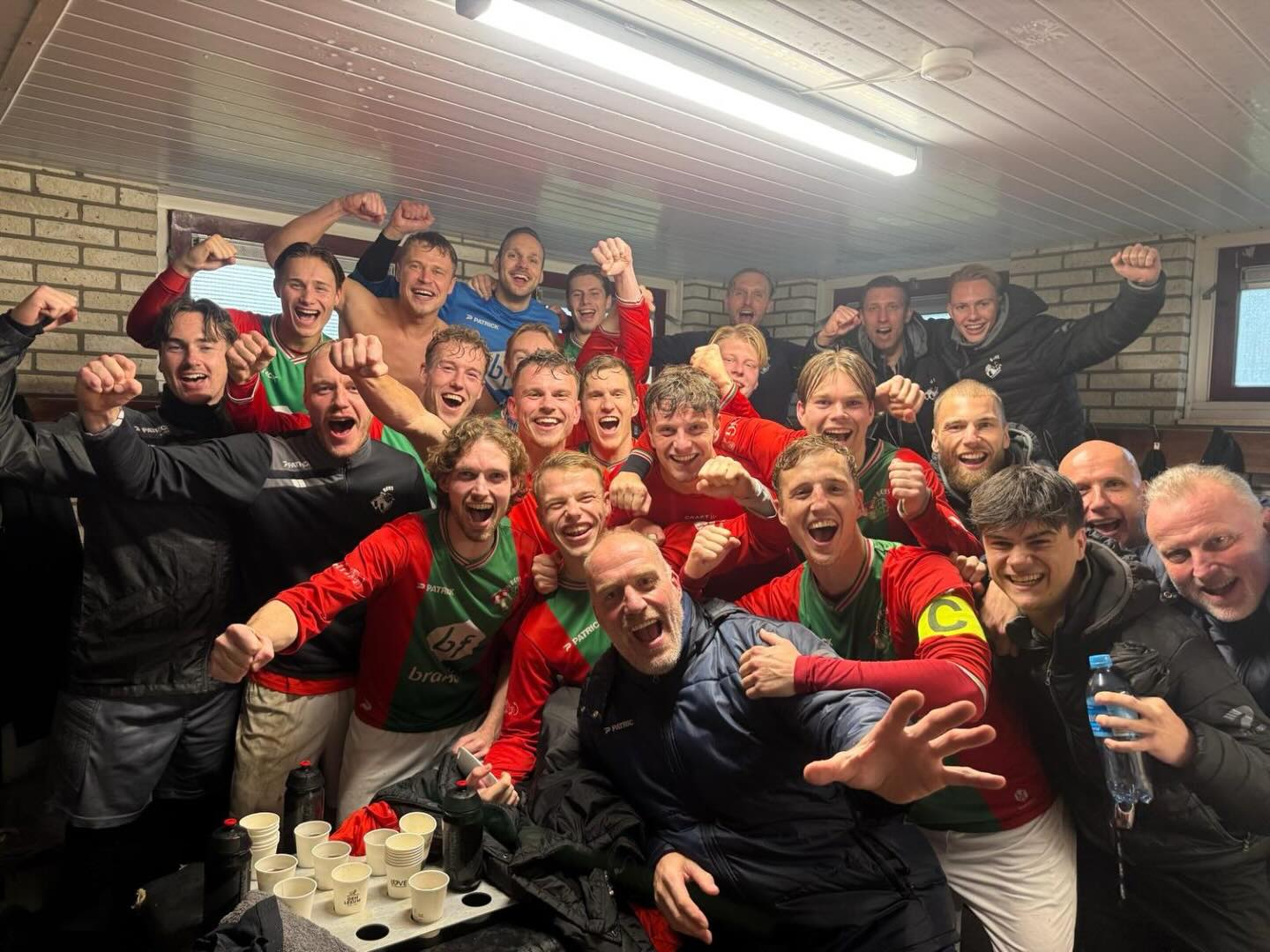 Het gaat weer los. Na de donkere weken zonder voetbal brandt er weer licht aan de horizon. Zaterdag trapt ons eerste elftal de tweede seizoenshelft af met een thuiswedstrijd tegen Den Ham. 

Omdat het alweer een tijdje geleden is even een reminder. Bon Boys gaat als de koploper 2026 in en heeft al een periodetitel op zak. Dat is de oogst van deel 1 van het seizoen. Op naar deel 2. 

Wat gaat het worden? Die vraag stellen alle trainers en spelers zich af aan de vooravond. En al helemaal na de winterpauze. Zo’n eerste wedstrijd na weken rust is spannend en interessant tegelijk. Zijn de verhoudingen nog hetzelfde? Wie pakt er als eerste het ritme weer op? Bon Boys bracht vorige week een paar dagen door in Turkije, deed aan teambuilding, trainde twee keer en oefende tegen de profs van Bursaspor (0-4).

Terug in Nederland werd er afgelopen dinsdag nog een test afgewerkt tegen het sterke Quick’20 uit de vierde divisie: 1-3. Maar zaterdag wordt pas duidelijk hoe Bon Boys er op dit moment echt voorstaat. De tegenstander is een onbekende, want Bon Boys en Den Ham kwamen elkaar nog nooit tegen. Den Ham werd vorig jaar kampioen in de tweede klasse en wist zich voor de winterstop goed staande houden als debutant. Zo wist het de nummer twee van de ranglijst SVBO op 0-0 te houden en moest Longa’30 diepgaan om de drie punten veilig te stellen.

Kom ons eerste zaterdag steunen, want laten we één ding niet vergeten: wat ons vlaggenschip de laatste jaren laat zien is historisch.

Aftrap op De Greune zaterdagavond 18.00 uur.