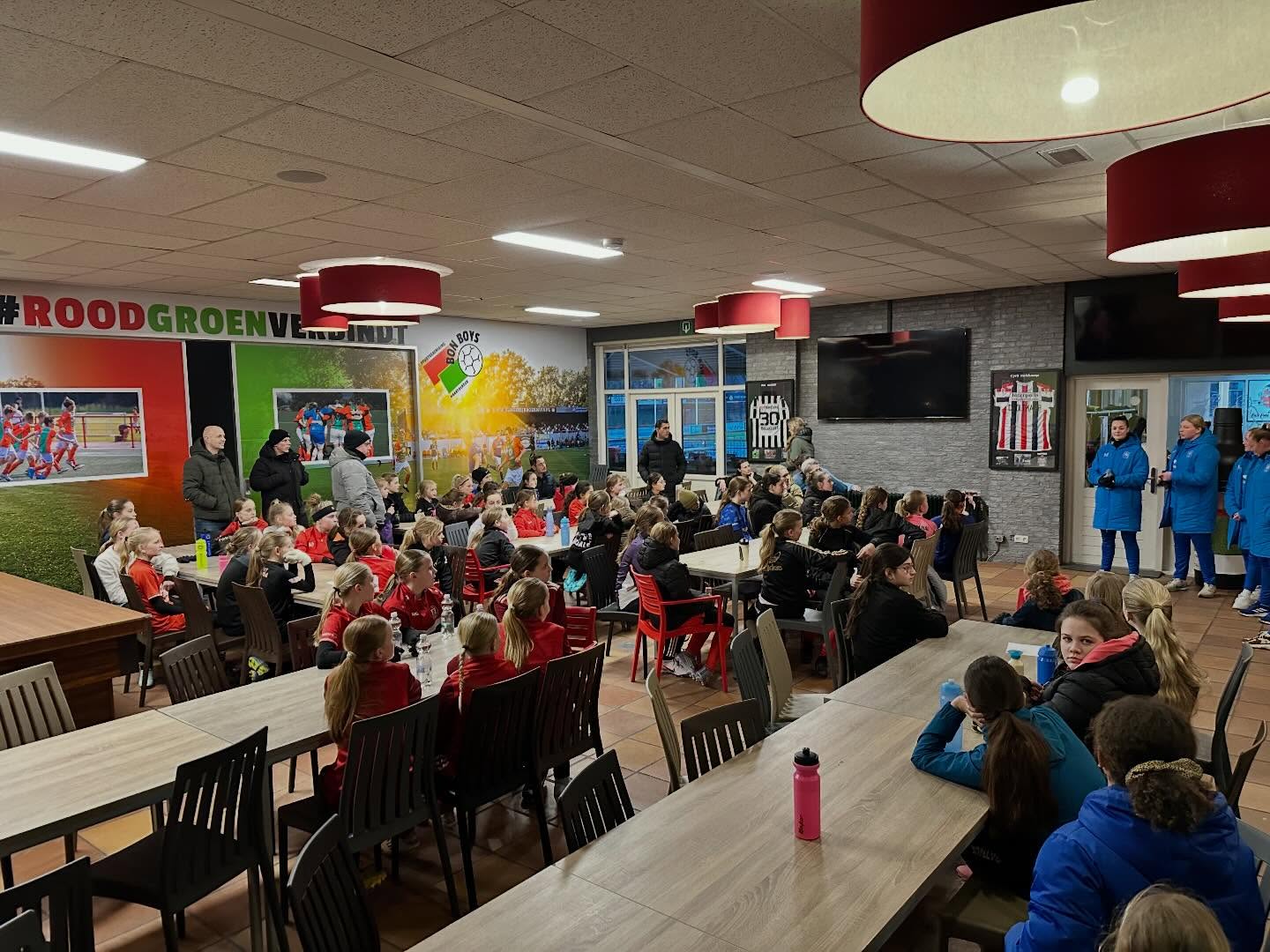 Wat een fantastische middag en avond was het bij SV Bon Boys! Op dinsdag 3 februari mochten maar liefst 60 enthousiaste meiden tussen 7 en 16 jaar het veld betreden om te voetballen met speelsters van FC Twente Vrouwen – en dat was er voor velen eentje om nooit te vergeten!

Onder enthousiaste sfeer én met volop energie konden alle deelnemende meiden 75 minuten lang voetbalplezier beleven én trainen als een prof. Samen met de professionals werkten ze aan loopsnelheid, passen, trappen en spelinzicht. Lachen, leren én veel plezier stonden tijdens deze clinic centraal.

Het was geweldig om te zien hoe de meiden hun voetbaltalent verbeterden maar vooral plezier beleefden tijdens de oefeningen. Niet alleen werd er fanatiek getraind, na afloop konden zij ook handtekeningen scoren én mooie foto’s maken met de FC Twente speelsters, wat voor prachtige herinneringen zorgde.

Deze clinic laat zien hoe geweldig meisjesvoetbal is – het is sportief, leuk en verbindend. Bij Bon Boys zien we dan ook met trots dat onze meidenteams blijven groeien en dat steeds meer meiden van alle leeftijden plezier beleven aan voetbal.

We willen FC Twente Vrouwen ontzettend bedanken voor hun tijd, inspiratie en betrokkenheid bij het enthousiasme van onze meiden – jullie zijn geweldige rolmodellen! En een speciale dank aan de Reggeborgh Foundation, die met hun steun zorgt dat trainingen zoals deze kunnen plaatsvinden en dat het meisjesvoetbal verder wordt gestimuleerd in de regio.

Ben jij net zo enthousiast geworden? Houd onze website en socials in de gaten voor meer leuke activiteiten, proeftrainingen en kansen om samen met andere meiden te voetballen. ⚽💚❤️