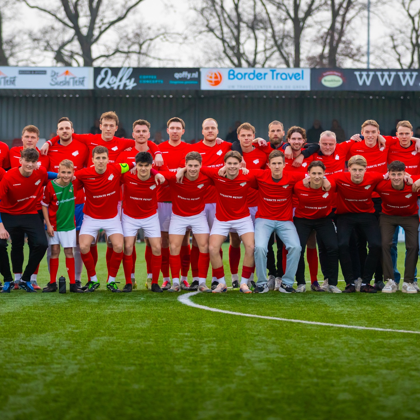 Wat een avond op De Greune. ❤️💚🔥

Al vóór de aftrap was het bijzonder. De spelers verschenen in speciale shirts voor Peter en samen met de jeugdspelers werd bij de opkomst van de teams een prachtige sfeeractie neergezet. Een kippenvelmoment dat perfect liet zien waar @svbonboys voor staat.

Daarna volgde een wedstrijd die alles in zich had. Bon Boys kwam drie keer op voorsprong, maar @s.v.nieuwleusen knokte zich telkens terug in de wedstrijd. Toen de bezoekers vlak voor tijd de 3-3 maakten, leek puntenverlies ineens dichtbij.

Maar dit team gaf niet op. In de 96e minuut viel alsnog de beslissing. Na knap voorbereidend werk van @wesselwitbreuk was het @basterhogt die De Greune liet ontploffen van vreugde met de 4-3. Wat een ontlading. Wat een avond.

Een spektakelstuk, een ploeg met karakter en opnieuw drie punten voor de koploper.

📸 Bijzondere dank aan @thijsweegerink voor het maken van de fantastische sfeer- en actiefoto’s.

#BonBoys #DeGreune #Haaksbergen #Voetbal #Koploper #RoodGroenVerbindt