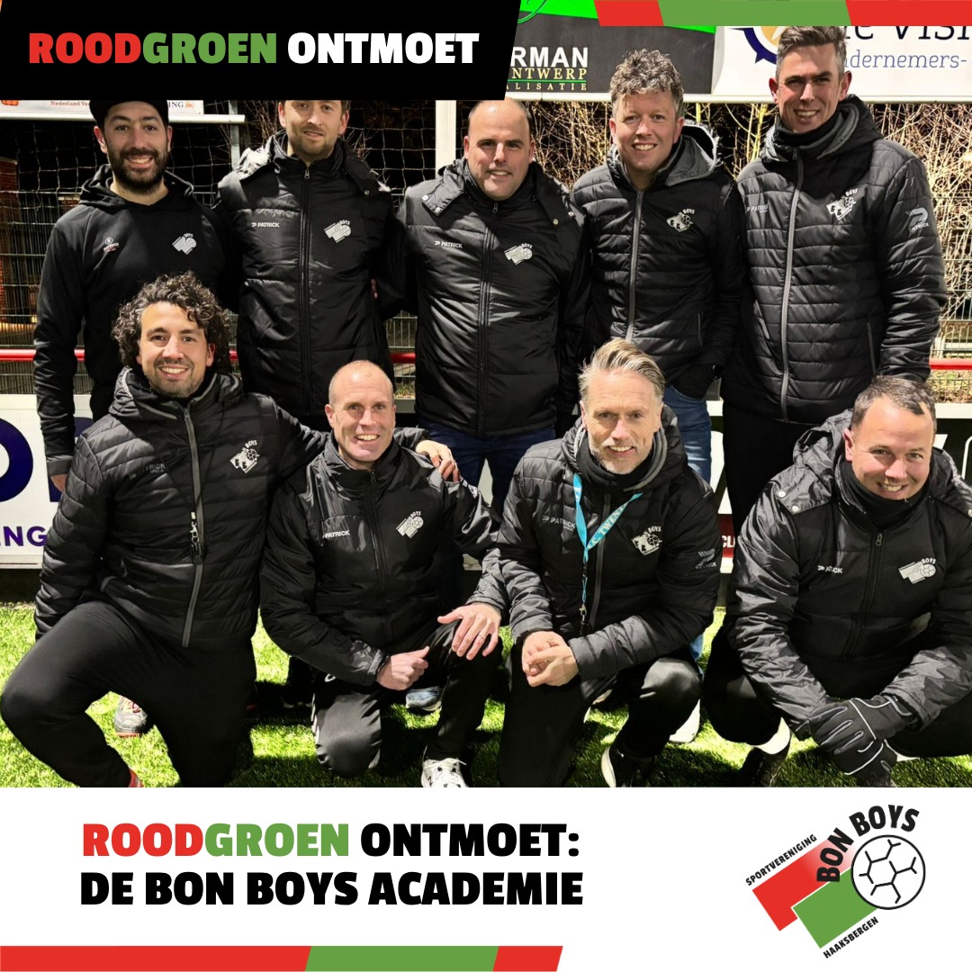 Elke maand zetten we een vrijwilligersteam in de schijnwerpers. Binnen onze club zijn veel vrijwilligers actief die zich met veel inzet en enthousiasme inzetten om alles soepel te laten verlopen. In totaal hebben we maar liefst 22 commissies, die er samen voor zorgen dat iedereen optimaal kan genieten van het voetbal. Tijd om deze toppers in het zonnetje te zetten.

Maak kennis met het team van de Bon Boys Academie

De mentoren van de Bon Boys Academie, seizoen 2025-2026

Linksboven naar rechts: Ghaleb Alkoutobi, Justin Sluik, Tom Nobbe, Joep van Heumen, Jos Siemerink
Linksonder naar rechts: David Castilla, Leon Veldhuis, Sjoerd Sengers, Martijn Wientjes

Wat doet de Bon Boys Academie precies?

In 2024 is Bon Boys gestart met een ambitieus en toekomstgericht initiatief: naast het opleiden van spelers wordt er ook ingezet op het opleiden van eigen trainers. Onder leiding van @ties800 (bovenbouw) en @justinsluik_ (onderbouw) is een helder beleidsplan opgesteld, met als doel om zowel spelers als trainers op een goede en duurzame manier te begeleiden én de kwaliteit van de jeugdopleiding verder te versterken.

Binnen de Bon Boys Academie krijgen jonge trainers de kans om zich te ontwikkelen als trainer in de onderbouw (O8, O9 en O10). Dit doen zij niet alleen: de eerste twee jaar werken zij onder de vleugels van ervaren mentoren. Per jeugdcategorie zijn er twee mentoren beschikbaar die bij de training aanwezig zijn om te sturen, te begeleiden en kennis te delen. In totaal zijn er negen mentoren actief.

Daarnaast is er ruimte voor persoonlijke groei: de opleiding wordt mede mogelijk gemaakt door ondersteuning vanuit FC Noaber. Voor veel jonge trainers is dit een waardevolle ervaring waarin zij leren communiceren, begeleiden en verantwoordelijkheid nemen.

#roodgroenverbindt #footballacademy #jeugdopleiding #bonboys #haaksbergen