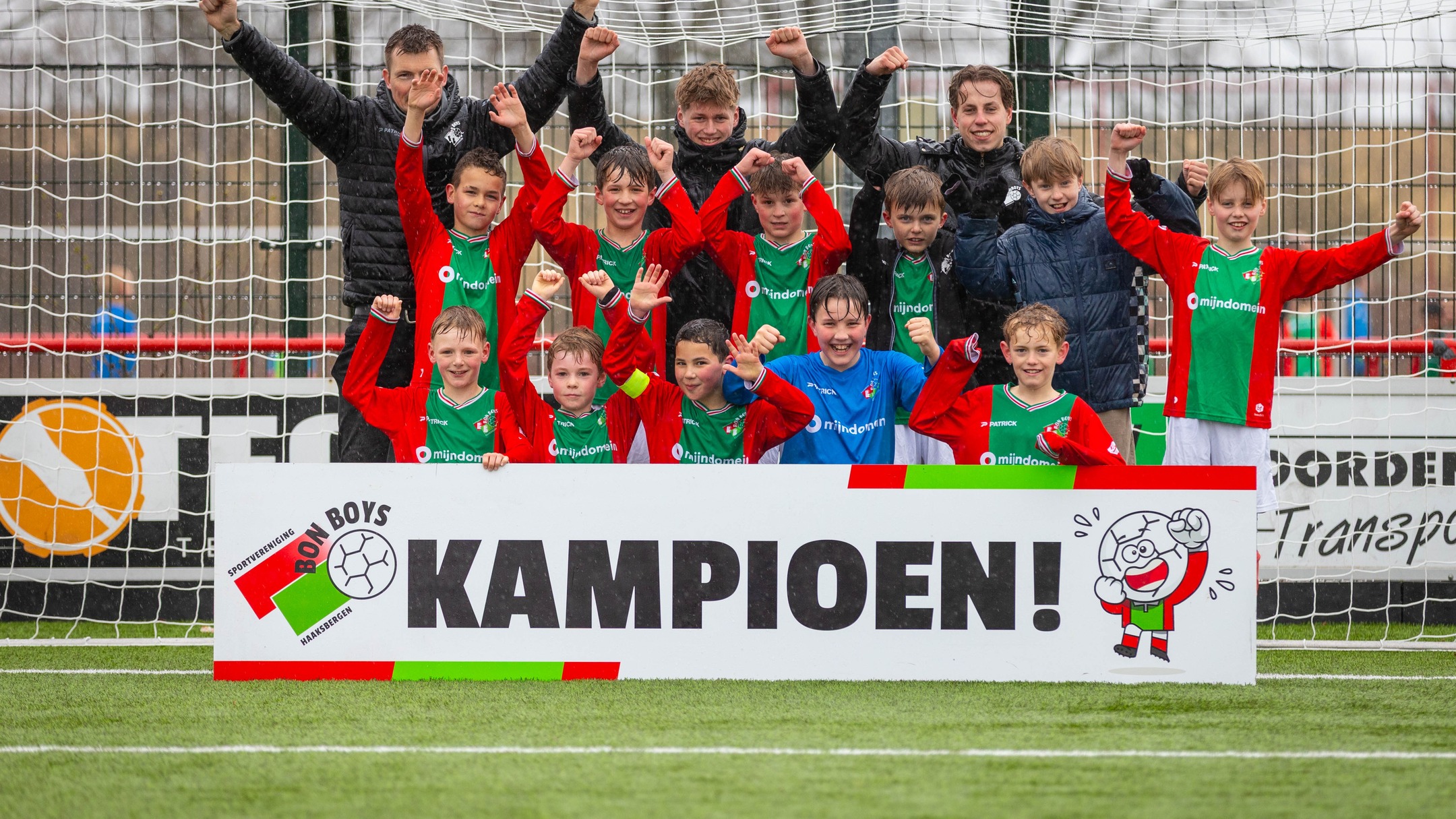 JO11-1 kampioen in de hoofdklasse ❤️💚⚽️

Afgelopen woensdag speelde @svbonboys JO11 in een nat en koud Enter de belangrijke inhaalwedstrijd tegen @sv_enter De wedstrijd, die eerder eind januari werd afgelast vanwege de sneeuw, stond volledig in het teken van het kampioenschap.

Na een sterke en geconcentreerde start opende Noah O. de score in het eerste kwart. Daarna nam Bon Boys de wedstrijd steeds meer in handen. Dankzij goals van Sven, Tim (2x), Noah O. en Jason werd SV Enter uiteindelijk overtuigend met 0-6 verslagen.

Met sterk spel, een solide verdediging, knap keeperswerk van Mika en veel dreiging voorin lieten de boys zien waarom zij de terechte kampioen van de hoofdklasse zijn.

Een geweldige prestatie van spelers, staf en supporters. Kampioen in de hoofdklasse, wat een topprestatie! 

#RoodGroenVerbindt #BonBoys #Haaksbergen #kampioen #Hoofdklasse