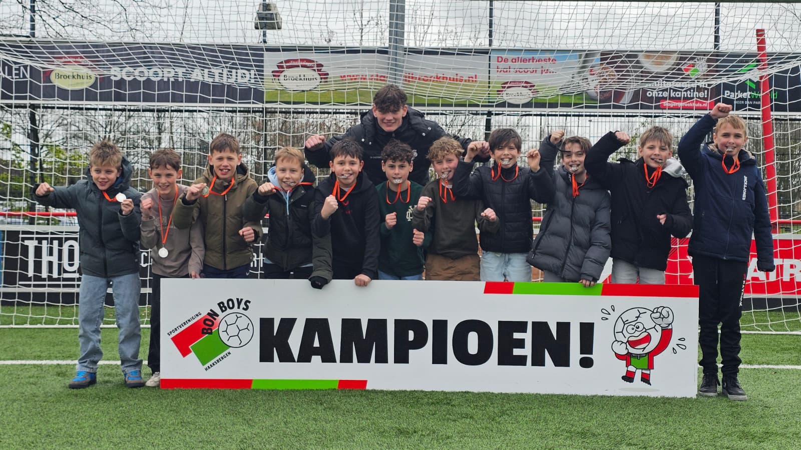 🏆 KAMPIOENEN! 🏆

Bon Boys JO11-2 heeft zich zaterdag 28 maart op grootse wijze gekroond tot ongeslagen kampioen van de 2e klasse! ❤️💚

In Beltrum stond de allesbeslissende inhaalwedstrijd tegen @viosbeltrum 11-1 op het programma. De uitgangspositie was spannend: Bon Boys had nog één wedstrijd te spelen en stond twee punten achter op koploper @sportclubneede, dat zelf alle wedstrijden al had afgewerkt. De opdracht was dus duidelijk: alleen winst telt.

Onder het toeziend oog van een mooi aantal trotse Bon Boys-supporters begonnen onze boys zichtbaar gespannen aan de wedstrijd. De kampioensdruk was voelbaar, maar naarmate de wedstrijd vorderde, kwam Bon Boys steeds beter in het spel. Onder leiding van @wijlensjurre en met goede coaching vanaf de kant wist de ploeg zich steeds beter onder de druk uit te voetballen.

Vlak voor het einde van het eerste kwart viel de verdiende 0-1. Jayden brak met een sterke rush door over de rechterflank en Bram rondde knap af. VIOS gaf zich echter zeker niet gewonnen en kwam vlak voor rust uit een corner op 1-1.

Na rust liet Bon Boys zien waarom deze ploeg het kampioenschap verdiende. Achterin stond het stevig met Simeon, Florent en Gijs, keeper Noud hield de ploeg met een aantal geweldige reddingen op de been en op het middenveld brachten Job, Fos, Noam en Quinn energie, rust en combinatievoetbal. Voorin bleven Cas, Bram en Jayden constant gevaarlijk.

De bevrijdende 2-1 kwam van Quinn, die met een kenmerkende dribbel vanaf het middenveld doorstoomde en de bal met een beetje kampioensgeluk achter de keeper schoof. Toch bleef VIOS knap weerstand bieden en bleef het spannend. Pas in het laatste kwart viel de beslissing, toen Jayden opnieuw met een sterke rush doorbrak en in tweede instantie de 3-1 binnenschoot.

Daarmee was het duidelijk: Bon Boys JO11-2 is ongeslagen kampioen! Een geweldige prestatie van dit team, zeker omdat Sp. Neede zich al kampioen waande na een reeks mooie ruime overwinningen. Maar op het moment dat het écht moest gebeuren, stonden onze boys er.

#roodgroenverbindt #kampioen #jeugdvoetbal #bonboys #haaksbergen