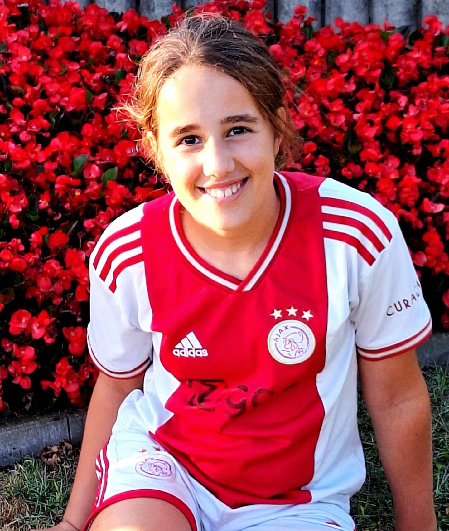 Bij de wedstrijd Bon Boys Dames 1 tegen NEO Dames 1 a.s. zaterdag hebben we weer een speciale gast: onze Pupil van de week Jayda Alkoutobi!

Jayda is 11 jaar en speelt in JO-12-2, waar ze als middenvelder een belangrijke rol vervult. En dat middenveld past haar goed, want Jayda is een echte doorzetter: altijd in beweging, niet bang om de duels aan te gaan en met een flinke dosis lef op het veld. Een stoere meid dus, precies zoals je ze graag ziet bij Bon Boys!

Buiten het veld zit Jayda in groep 8 van basisschool Los Hoes. Haar favoriete vak? Gym natuurlijk – lekker actief bezig zijn! Begrijpend lezen laat ze liever even links liggen 😉. Ook thuis zit ze niet stil: haar favoriete film is de documentaire van David Beckham, en als het om boeken gaat, leest ze graag Grijze Jager.

Op voetbalgebied heeft Jayda een duidelijke smaak. In Nederland is ze fan van AFC Ajax en vindt ze Oscar Gloukh de beste speler. Internationaal gaat haar hart sneller kloppen van FC Barcelona, met als favoriet talent Lamine Yamal. En bij Bon Boys Dames 1 kijkt ze vooral op naar Laura Mentink.

Jayda heeft er ontzettend veel zin in om Pupil van de Week te zijn – en wij vinden het minstens zo leuk om haar in het zonnetje te zetten. Met haar energie en stoere spel zal ze ongetwijfeld genieten van deze bijzondere dag!

Heel veel plezier Jayda, maak er een onvergetelijke middag van!