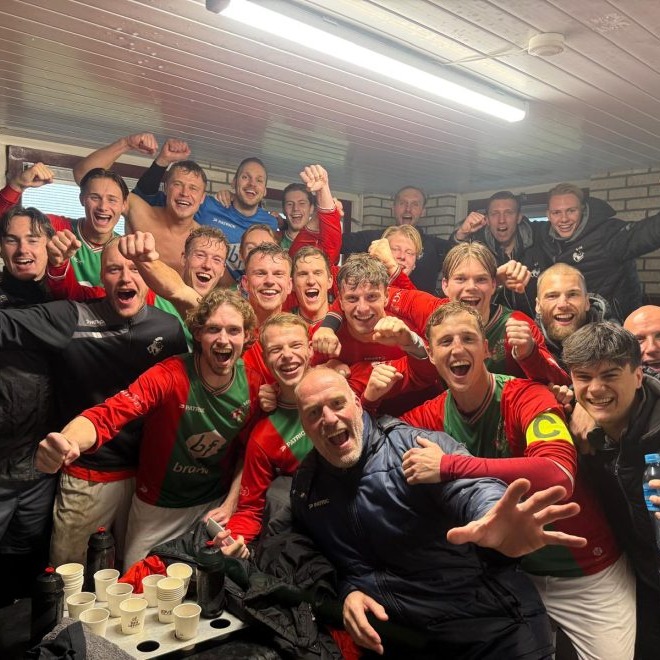 Selectie @svbonboys blijft bijeen!

De eerste selectie van Bon Boys blijft het komende seizoen bij elkaar. Alle spelers hebben toegezegd door te gaan. Zoals bekend komt er met Robert Bosma wel een nieuwe trainer. Hij wordt de opvolger van Matthijs Blijham, die na vijf succesvolle jaren de club gaat verlaten en naar DVS’33 vertrekt. 

Het eerste elftal van Bon Boys is bezig aan een prachtig seizoen. De ploeg won de eerste periode, en staat met nog zes duels te gaan bovenaan in de eerste klasse. De voorsprong op nummer twee, Longa’30, bedraagt twaalf punten. 

Dat alle spelers doorgaan is een mooi signaal naar de club en de nabije toekomst. Uiteraard wordt er bij Bon Boys altijd ruimte gecreëerd voor spelers uit de jeugd. Ook in het nieuwe seizoen krijgen zelfopgeleide spelers weer de kans. 

#roodgroenverbindt #BonBoys #haaksbergen