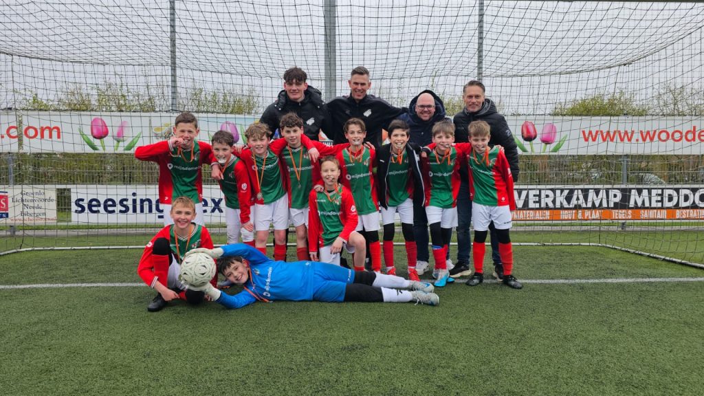 Bon Boys JO11-2 kroont zich ongeslagen tot kampioen na 3-1 zege op VIOS Beltrum