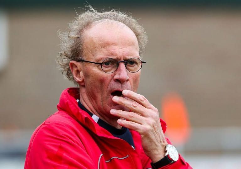 Gerard Bos zwaait af met een prijs