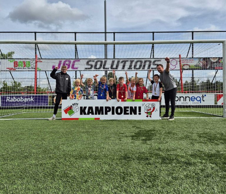 Ook de JO8-4 op laatste speeldag kampioen